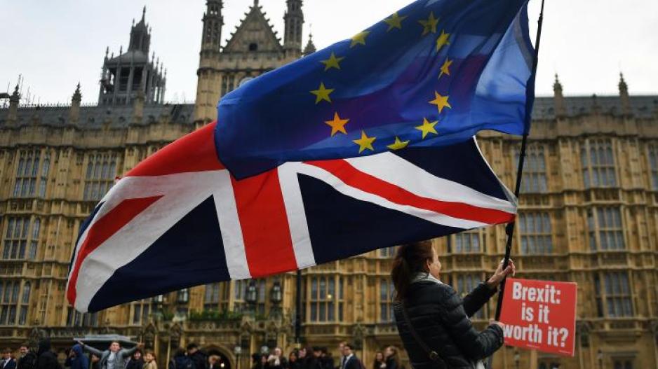 Η ΕΕ απειλεί τη Βρετανία με Brexit