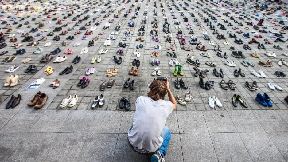 4.500 ζευγάρια παπούτσια υποδέκτηκαν τους υπουργούς στις Βρυξέλλες