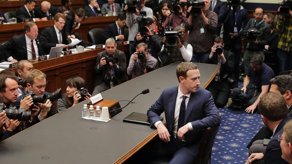 Το Facebook πλήρωνε τους γερουσιαστές που ανέκριναν τον Μark Ζuckerberg