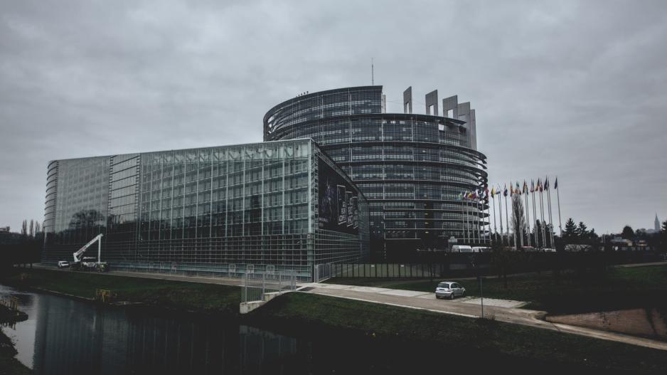 Το ΕΚ ζητά πλήρη έλεγχο στην Facebook από τα όργανα της ΕΕ