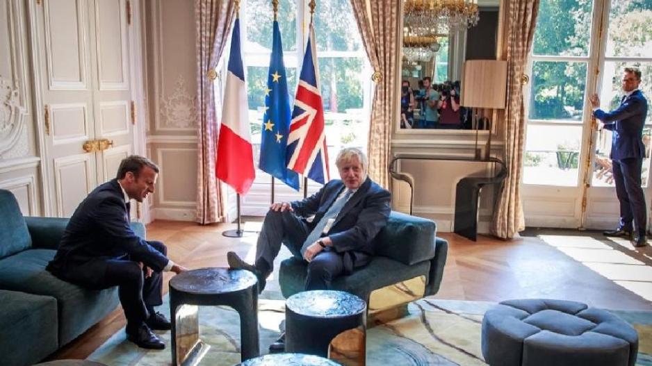 Ο Johnson νιώθει … σαν στο σπίτι του στο γαλλικό προεδρικό μεγάρο