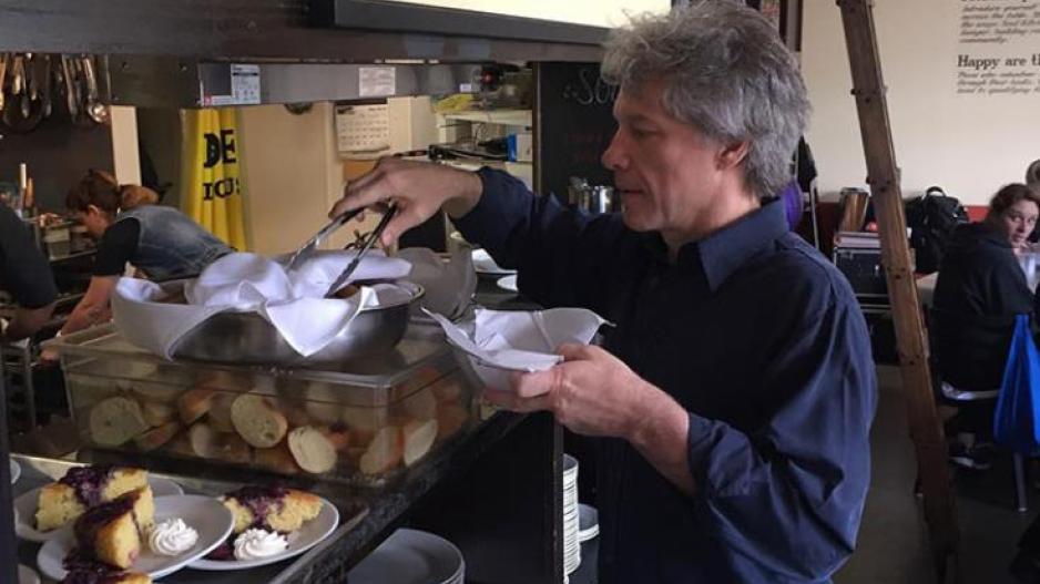 Πάνω από 100.000 δωρεάν γεύματα από τον Jon Bon Jovi σε άπορους