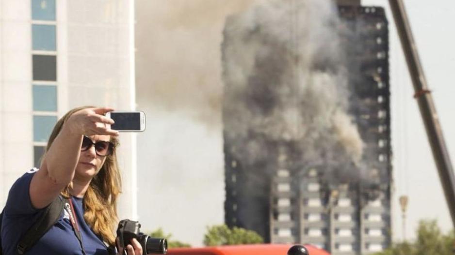 «Disaster selfie»:Με φόντο μακάβριες εικόνες η νέα παγκόσμια τάση