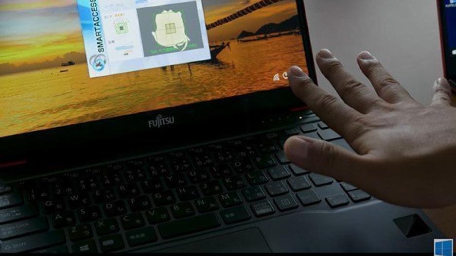 Η Apple ξεκλειδώνει με το πρόσωπο, η Microsoft με την παλάμη