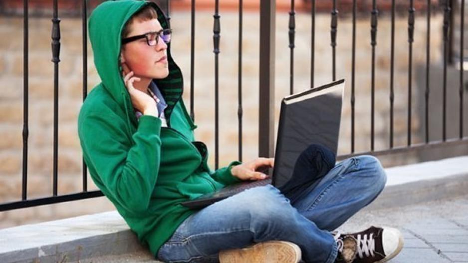 Δυστυχισμένοι οι έφηβοι που περνούν πολλές ώρες μπροστά στο PC