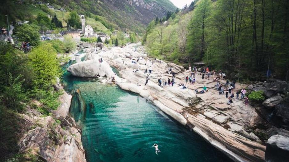 Ελβετία: Ποτάμι με κρυστάλλινα νερά που βλέπεις σε βάθος 10μέτρων
