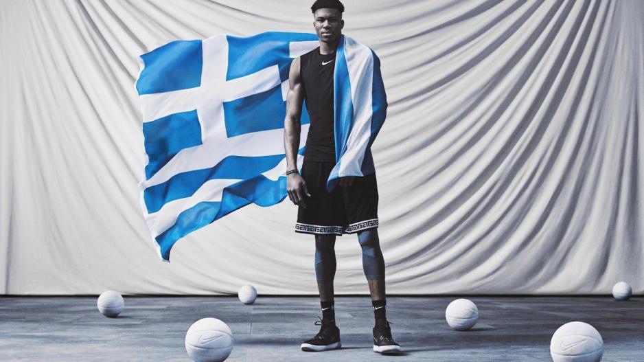 Ο Giannis με  την «Ελλάδα» στα πόδια του, στο Παγκόσμιο της Κίνας