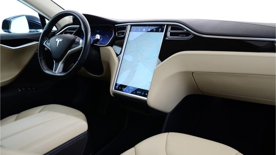 Tesla: Δημιούργησε το πρώτο ταξί χωρίς οδηγό