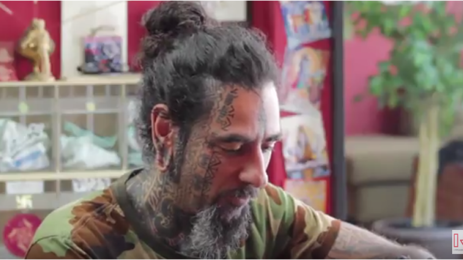 Ο Christ 'κτυπάει' τατουάζ και ταυτόχρονα μας παραχωρεί συνέντευξη